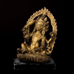 Figura di Mahakala seduto su fior di loto entro aura in bronzo dorato, Nepal, XVII secolo  - Asta Fine Asian Works of Art - Associazione Nazionale - Case d'Asta italiane