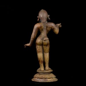 Figura di Sita in bronzo, India, XVIII secolo  - Asta Fine Asian Works of Art - Associazione Nazionale - Case d'Asta italiane