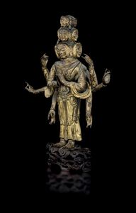 Figura di Avalokiteshvara in rame dorato su base in legno scolpita, Tibet, XVII secolo  - Asta Fine Asian Works of Art - Associazione Nazionale - Case d'Asta italiane