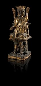 Grande e importante figura di Mahamayuri, dodicesimo anno del periodo di Kangxi in bronzo dorato con iscrizioni postume, Cina, Dinastia Qing, epoca Kangxi (1662-1722)<BR>  - Asta Fine Asian Works of Art - Associazione Nazionale - Case d'Asta italiane