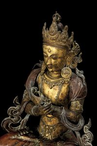 Importante figura di Vajrdara seduta su doppio fior di loto in rame repoussé e bronzo parzialmente dorato, Tibet, XV secolo  - Asta Fine Asian Works of Art - Associazione Nazionale - Case d'Asta italiane