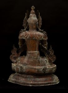 Importante figura di Vajrdara seduta su doppio fior di loto in rame repoussé e bronzo parzialmente dorato, Tibet, XV secolo  - Asta Fine Asian Works of Art - Associazione Nazionale - Case d'Asta italiane