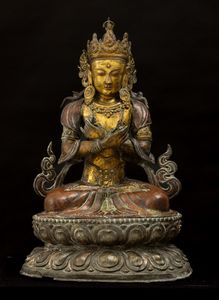 Importante figura di Vajrdara seduta su doppio fior di loto in rame repoussé e bronzo parzialmente dorato, Tibet, XV secolo  - Asta Fine Asian Works of Art - Associazione Nazionale - Case d'Asta italiane