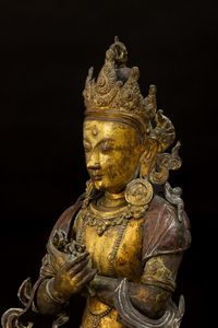 Importante figura di Vajrdara seduta su doppio fior di loto in rame repoussé e bronzo parzialmente dorato, Tibet, XV secolo  - Asta Fine Asian Works of Art - Associazione Nazionale - Case d'Asta italiane