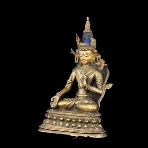 Figura di Avalokitesvara seduto su doppio fior di loto in ottone dorato, Tibet, XIV - XV secolo  - Asta Fine Asian Works of Art - Associazione Nazionale - Case d'Asta italiane