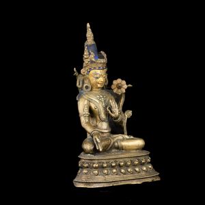 Figura di Avalokitesvara seduto su doppio fior di loto in ottone dorato, Tibet, XIV - XV secolo  - Asta Fine Asian Works of Art - Associazione Nazionale - Case d'Asta italiane