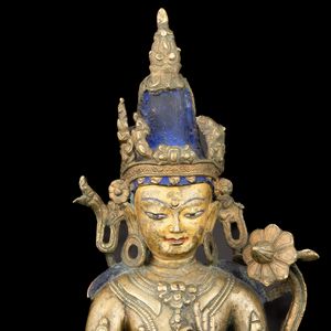 Figura di Avalokitesvara seduto su doppio fior di loto in ottone dorato, Tibet, XIV - XV secolo  - Asta Fine Asian Works of Art - Associazione Nazionale - Case d'Asta italiane