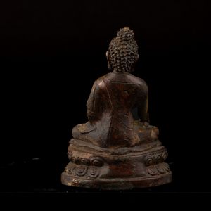 Figura di Buddha Sakyamuni seduto su doppio fior di loto in rame repoussé, Tibet, XVII - XVIII secolo  - Asta Fine Asian Works of Art - Associazione Nazionale - Case d'Asta italiane