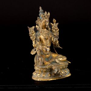 Figura di Buddha in bronzo dorato seduto su doppio fiore di loto con inserti in pietre dure, Nepal, XVII secolo  - Asta Fine Asian Works of Art - Associazione Nazionale - Case d'Asta italiane