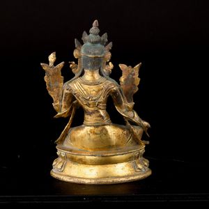 Figura di Buddha in bronzo dorato seduto su doppio fiore di loto con inserti in pietre dure, Nepal, XVII secolo  - Asta Fine Asian Works of Art - Associazione Nazionale - Case d'Asta italiane