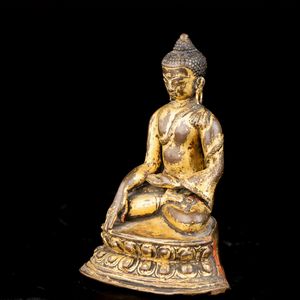 Figura di Buddha Sakyamuni seduto su doppio fior di loto in bronzo dorato, Nepal, XV secolo  - Asta Fine Asian Works of Art - Associazione Nazionale - Case d'Asta italiane