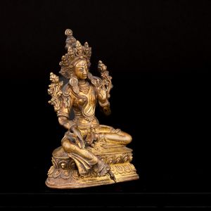 Rara figura di Tara seduta su doppia fior di loto in bronzo dorato Nepal, XVII secolo  - Asta Fine Asian Works of Art - Associazione Nazionale - Case d'Asta italiane