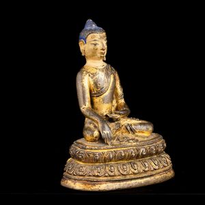 Figura di Akshobhya seduto su doppia fior di loto in bronzo dorato e policromia, Tibet, XVII secolo  - Asta Fine Asian Works of Art - Associazione Nazionale - Case d'Asta italiane