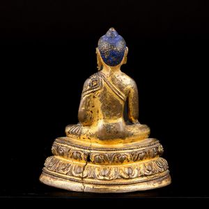 Figura di Akshobhya seduto su doppia fior di loto in bronzo dorato e policromia, Tibet, XVII secolo  - Asta Fine Asian Works of Art - Associazione Nazionale - Case d'Asta italiane