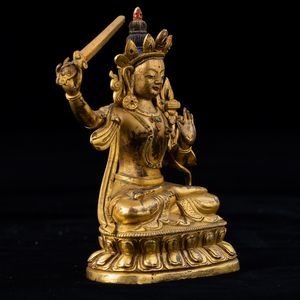 Figura di Manjushri seduta su doppio fiore di loto in bronzo dorato, innesti di pietre dure, Cina, Dinastia Qing, epoca Qianlong (1736-1796)  - Asta Fine Asian Works of Art - Associazione Nazionale - Case d'Asta italiane