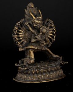 Figura di Yamantaka Vajra in bronzo su doppio fiore di loto, Tibet, XVIII - XIX secolo  - Asta Fine Asian Works of Art - Associazione Nazionale - Case d'Asta italiane