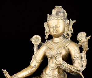 Importante figura di Tara seduta su doppio fiore di loto in bronzo con tracce di policromia, Tibet, XIII secolo  - Asta Fine Asian Works of Art - Associazione Nazionale - Case d'Asta italiane