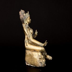 Importante figura di Tara seduta su doppio fiore di loto in bronzo con tracce di policromia, Tibet, XIII secolo  - Asta Fine Asian Works of Art - Associazione Nazionale - Case d'Asta italiane