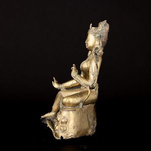 Importante figura di Tara seduta su doppio fiore di loto in bronzo con tracce di policromia, Tibet, XIII secolo  - Asta Fine Asian Works of Art - Associazione Nazionale - Case d'Asta italiane