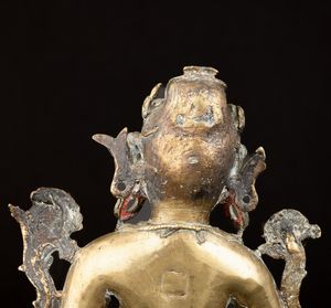 Importante figura di Tara seduta su doppio fiore di loto in bronzo con tracce di policromia, Tibet, XIII secolo  - Asta Fine Asian Works of Art - Associazione Nazionale - Case d'Asta italiane