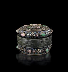 Scatola in argento, smalto e pietre dure con bracciale in giada arcaica, Cina, inizio XX secolo  - Asta Fine Asian Works of Art - Associazione Nazionale - Case d'Asta italiane