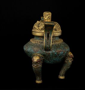 Importante incensiere cloisonné di commitenza imperiale in bronzo a decoro floreale, coperchio e rifiniture dorate ad oro zecchino, il coperchio traforato e rifinito con deco a  draghi tra le nuvole, Cina, Dinastia Qing, epoca Qianlong, XVIII secolo  - Asta Fine Asian Works of Art - Associazione Nazionale - Case d'Asta italiane