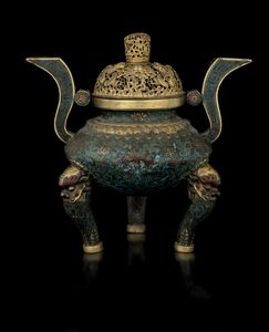 Importante incensiere cloisonné di commitenza imperiale in bronzo a decoro floreale, coperchio e rifiniture dorate ad oro zecchino, il coperchio traforato e rifinito con deco a  draghi tra le nuvole, Cina, Dinastia Qing, epoca Qianlong, XVIII secolo  - Asta Fine Asian Works of Art - Associazione Nazionale - Case d'Asta italiane