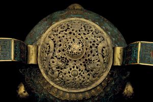 Importante incensiere cloisonné di commitenza imperiale in bronzo a decoro floreale, coperchio e rifiniture dorate ad oro zecchino, il coperchio traforato e rifinito con deco a  draghi tra le nuvole, Cina, Dinastia Qing, epoca Qianlong, XVIII secolo  - Asta Fine Asian Works of Art - Associazione Nazionale - Case d'Asta italiane