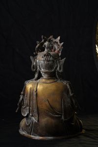 Grande ed importante figura di Quan Yin incoronata in bronzo dorato, Cina, XVII secolo  - Asta Fine Asian Works of Art - Associazione Nazionale - Case d'Asta italiane