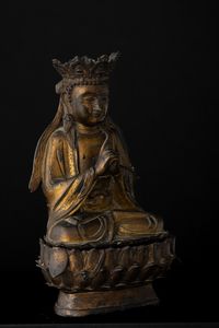 Figura di Quanin incoronata in bronzo seduto su fiore di loto, Cina, Dinastia Ming, XVII secolo  - Asta Fine Asian Works of Art - Associazione Nazionale - Case d'Asta italiane