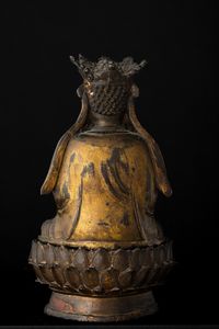 Figura di Quanin incoronata in bronzo seduto su fiore di loto, Cina, Dinastia Ming, XVII secolo  - Asta Fine Asian Works of Art - Associazione Nazionale - Case d'Asta italiane