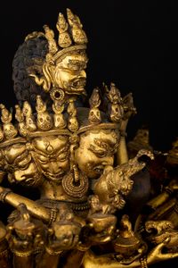 Figura di Guhyasamaja in Yab-Yum stante su doppio fiore di loto in bronzo dorato con tracce di policromia, Tibet, XIX secolo  - Asta Fine Asian Works of Art - Associazione Nazionale - Case d'Asta italiane