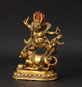 Figura di Yama Lord of Hell in bronzo dorato con tracce di policromia e innesti di pietre dure, Cina, Dinastia Qing, XIX secolo  - Asta Fine Asian Works of Art - Associazione Nazionale - Case d'Asta italiane