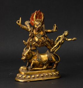 Figura di Yama Lord of Hell in bronzo dorato con tracce di policromia e innesti di pietre dure, Cina, Dinastia Qing, XIX secolo  - Asta Fine Asian Works of Art - Associazione Nazionale - Case d'Asta italiane