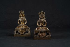 Due figure di Buddha Amitayus incoronati in bronzo dorato, Cina, Dinastia Qing, marca e del periodo Qianlong (1736-1796)  - Asta Fine Asian Works of Art - Associazione Nazionale - Case d'Asta italiane