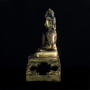 Rara Figura di Amitaya in bronzo dorato con Buddha tra le mani, inserti in coralli e turchese, Cina, Dinastia Qing, marca e del periodo Qianlong (1736-1796)  - Asta Fine Asian Works of Art - Associazione Nazionale - Case d'Asta italiane