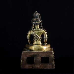 Rara Figura di Amitaya in bronzo dorato con Buddha tra le mani, inserti in coralli e turchese, Cina, Dinastia Qing, marca e del periodo Qianlong (1736-1796)  - Asta Fine Asian Works of Art - Associazione Nazionale - Case d'Asta italiane