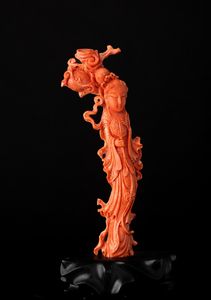 Figura di fanciulla scolpita in corallo rosso, 270 gr, Cina, Dinastia Qing, XIX secolo  - Asta Fine Asian Works of Art - Associazione Nazionale - Case d'Asta italiane