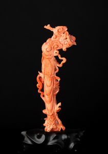 Figura di fanciulla scolpita in corallo rosso, 270 gr, Cina, Dinastia Qing, XIX secolo  - Asta Fine Asian Works of Art - Associazione Nazionale - Case d'Asta italiane