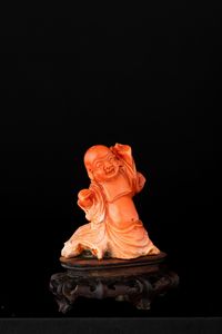 Figura di Budai in corallo rosso, 116 gr con base, Cina, inizio XX secolo  - Asta Fine Asian Works of Art - Associazione Nazionale - Case d'Asta italiane