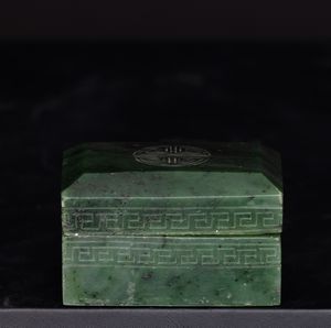 Scatola in giada verde spinacio con greca incisa sui bordi, Cina,  Dinastia Qing, XIX secolo  - Asta Fine Asian Works of Art - Associazione Nazionale - Case d'Asta italiane