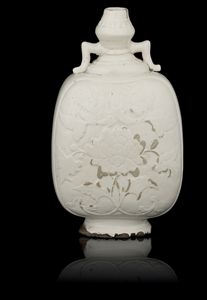 Rara Moon flask in ceramica gres, Guan, in stila Ding con fiori a rilievo, Cina, Dinastia Yuan/Ming  - Asta Fine Asian Works of Art - Associazione Nazionale - Case d'Asta italiane