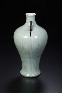 Vaso in porcellana Claire de Lune con decori incisi e piccole anse in metallo applicate, Cina, Dinastia Qing, epoca Qianlong, XVIII secolo  - Asta Fine Asian Works of Art - Associazione Nazionale - Case d'Asta italiane