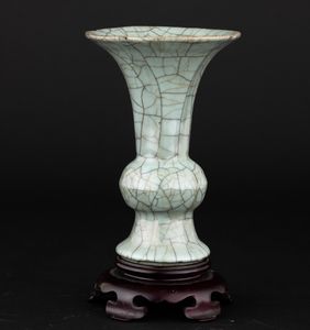 Vaso in porcellana Guan, Cina, Dinastia Qing, XVIII secolo  - Asta Fine Asian Works of Art - Associazione Nazionale - Case d'Asta italiane