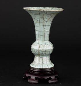 Vaso in porcellana Guan, Cina, Dinastia Qing, XVIII secolo  - Asta Fine Asian Works of Art - Associazione Nazionale - Case d'Asta italiane