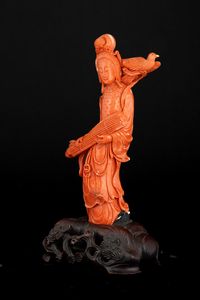 Scultura raffigurane Guanyin con uccellini in corallo, 708 gr,Cina, Dinastia Qing, fine XIX secolo  - Asta Fine Asian Works of Art - Associazione Nazionale - Case d'Asta italiane