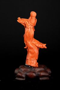 Scultura raffigurane Guanyin con uccellini in corallo, 708 gr,Cina, Dinastia Qing, fine XIX secolo  - Asta Fine Asian Works of Art - Associazione Nazionale - Case d'Asta italiane