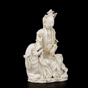 Figura Guanyin su leone in porcellana Dehua, Blanc de Chine, marca incussa Dehua con scatola, Cina, Dinastia Qing, XVIII secolo  - Asta Fine Asian Works of Art - Associazione Nazionale - Case d'Asta italiane