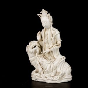 Figura Guanyin su leone in porcellana Dehua, Blanc de Chine, marca incussa Dehua con scatola, Cina, Dinastia Qing, XVIII secolo  - Asta Fine Asian Works of Art - Associazione Nazionale - Case d'Asta italiane