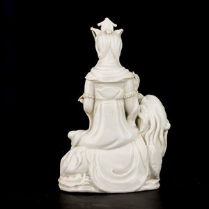 Figura Guanyin su leone in porcellana Dehua, Blanc de Chine, marca incussa Dehua con scatola, Cina, Dinastia Qing, XVIII secolo  - Asta Fine Asian Works of Art - Associazione Nazionale - Case d'Asta italiane